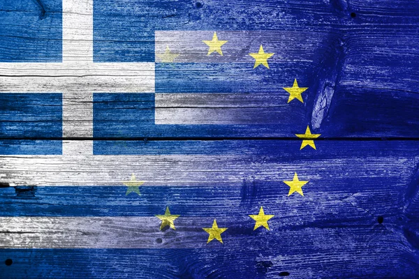 Bandera de Grecia y de la Unión Europea pintada sobre fondo de madera vieja. La crisis económica en Grecia —  Fotos de Stock