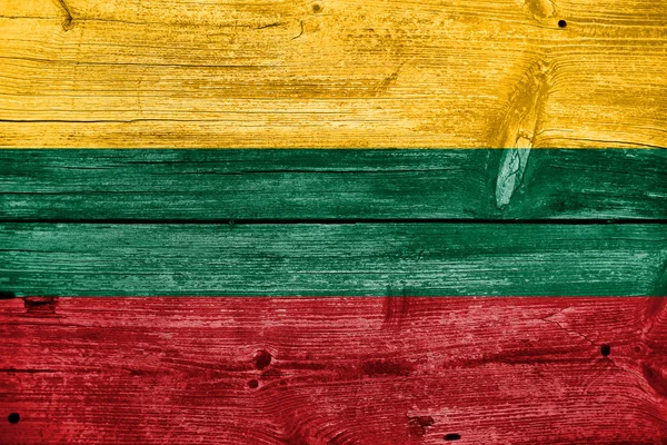 古い木の板の背景に描かれたリトアニアの国旗 — ストック写真