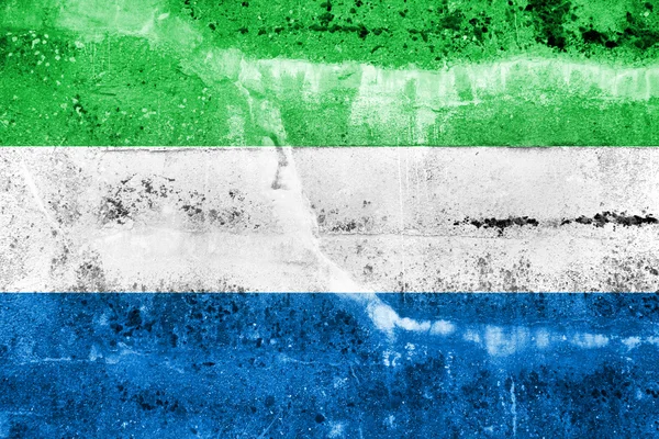 Sierra Leones flagga målade på grunge vägg — Stockfoto