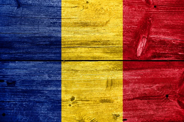 Vlajka Rumunsko na staré dřevěné prkenné pozadí — Stock fotografie