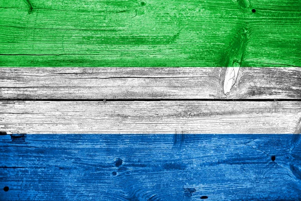 Sierra leone flagge gemalt auf altem holzdielen hintergrund — Stockfoto