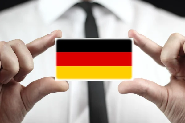 ドイツの旗とのビジネス カードを保持している実業家 — ストック写真