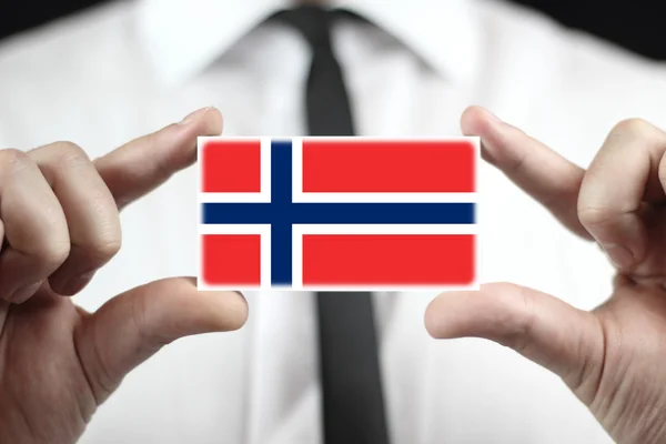 Affärsman som innehar ett visitkort med en Norge flagga — Stockfoto