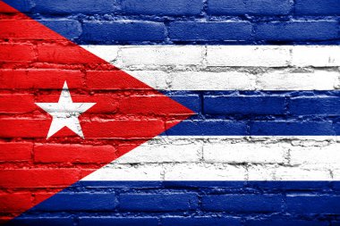 eski tuğla duvara boyalı Küba bayrağı