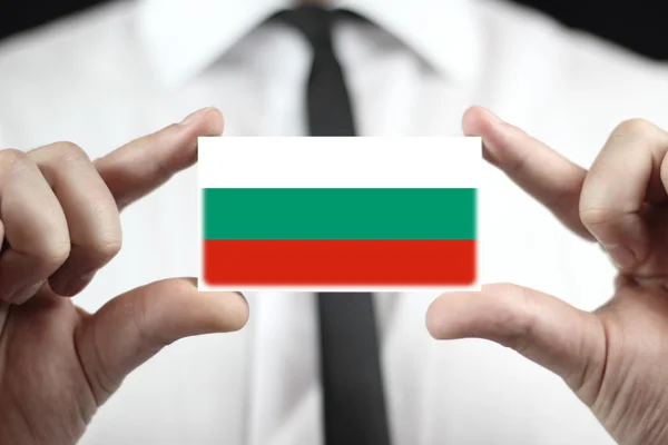 Podnikatel drží vizitku s Bulharskem vlajky — Stock fotografie