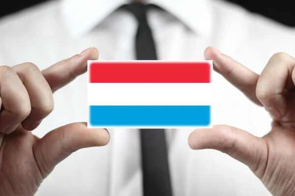 Podnikatel drží vizitku s příznakem Lucembursko — Stock fotografie
