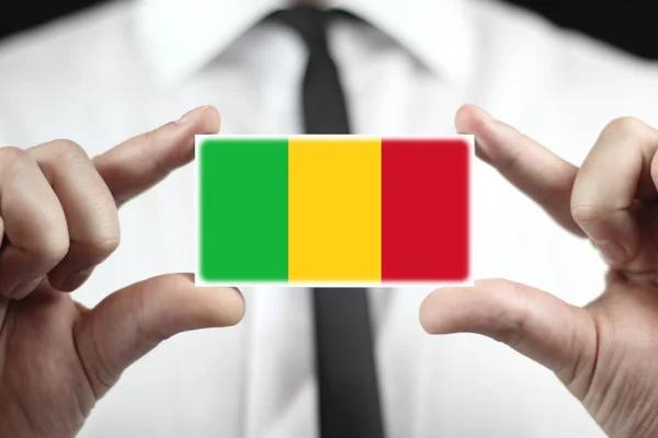 Zakenman houden een visitekaartje met een vlag van mali — Stockfoto