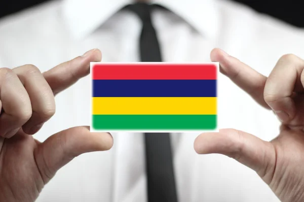 Geschäftsmann mit Visitenkarte und mauritischer Flagge — Stockfoto