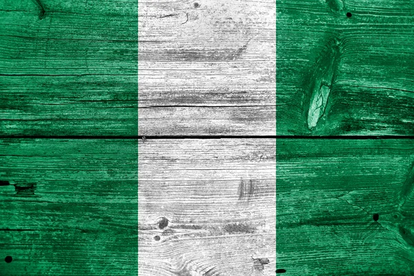 Bandera de Nigeria pintada sobre madera vieja textura del tablón —  Fotos de Stock