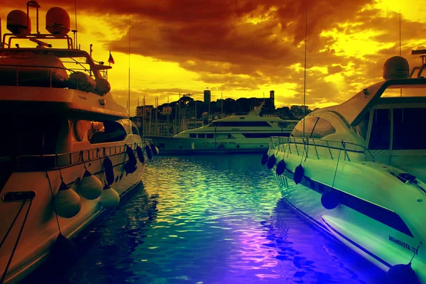 Large luxury yachts in the harbor of Cannes, France — Stock Photo, Image