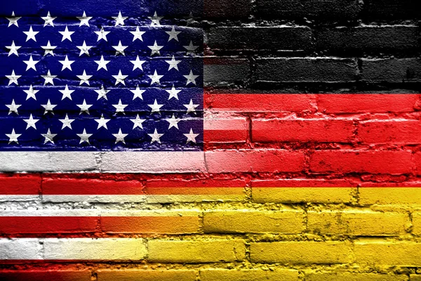 USA et Allemagne Drapeau peint sur un mur de briques — Photo