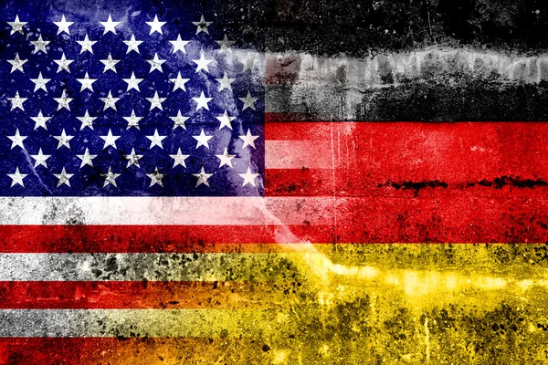 グランジの壁に描かれた米国およびドイツの旗 — ストック写真