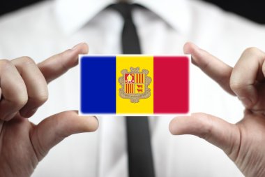 Kartvizit andorra bayrağı ile tutan işadamı