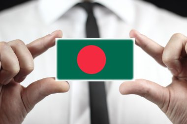 Kartvizit Bangladeş bayrağı ile tutan işadamı