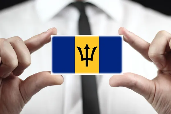 Biznesmen posiadania wizytówki z flaga Barbadosu — Zdjęcie stockowe