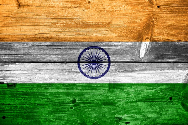 Индийский флаг, раскрашенный на старой деревянной доске — стоковое фото