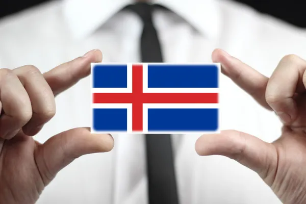 Empresario con tarjeta de visita con bandera de Islandia — Foto de Stock