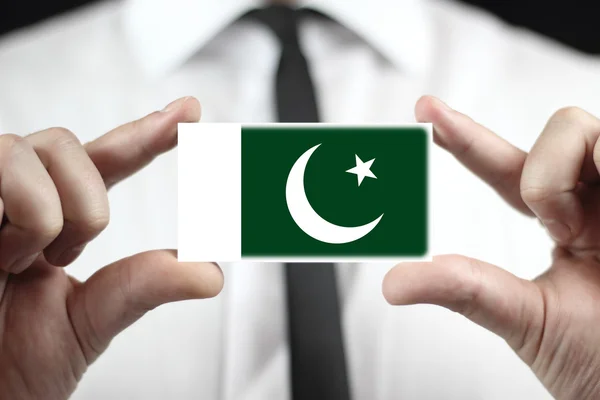 Geschäftsmann mit einer Visitenkarte mit pakistanischer Flagge — Stockfoto