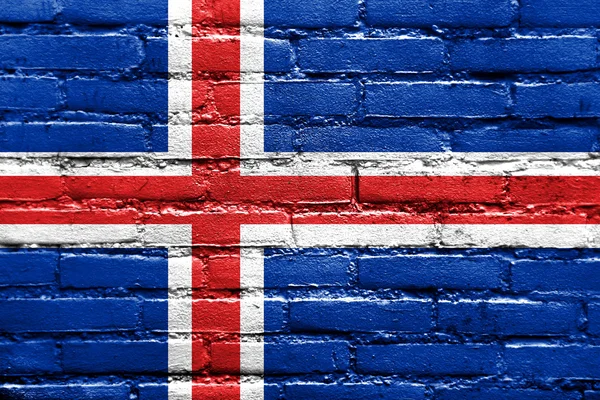 Исландский флаг, раскрашенный на кирпичной стене — стоковое фото