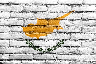 tuğla duvara boyalı Kıbrıs bayrağı