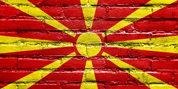 レンガの壁に描かれたマケドニアの旗 — ストック写真