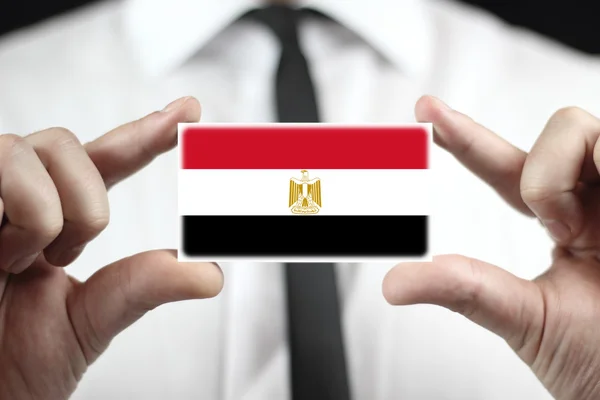 Podnikatel drží vizitku s příznakem egypt — Stock fotografie