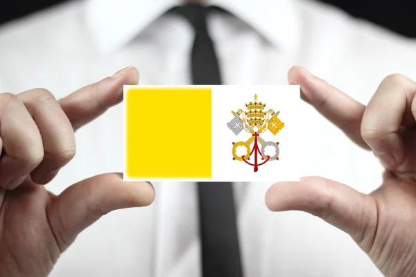 Homme d'affaires titulaire d'une carte de visite avec le drapeau de la Cité du Vatican — Photo