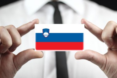 Kartvizit Slovenya bayrağı ile tutan işadamı