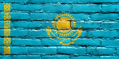 tuğla duvara boyalı Kazakistan bayrağı