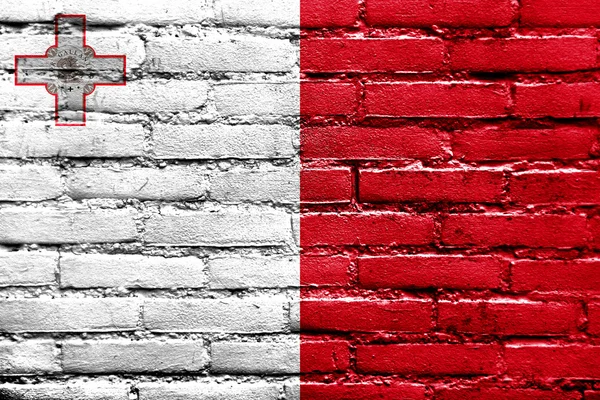 Мальтийский флаг, раскрашенный на кирпичной стене — стоковое фото