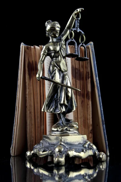 Статуя правосудия и старая книга. Юристы — стоковое фото