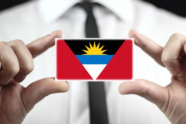 Geschäftsmann mit Visitenkarte mit Antigua und Barbuda-Flagge — Stockfoto