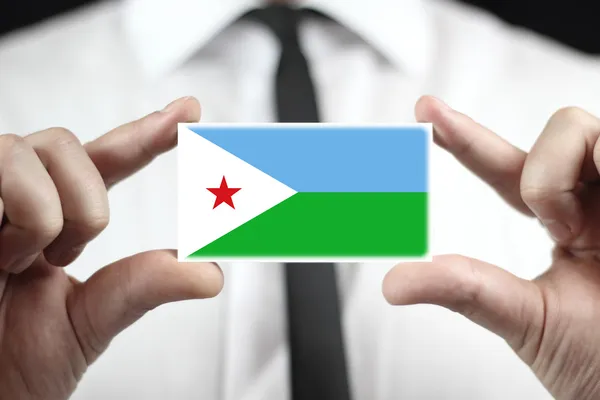 Geschäftsmann mit Visitenkarte mit Dschibuti-Flagge — Stockfoto
