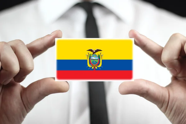 Geschäftsmann mit Visitenkarte mit Ecuador-Fahne — Stockfoto