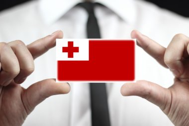 Kartvizit tonga bayraklı tutan işadamı