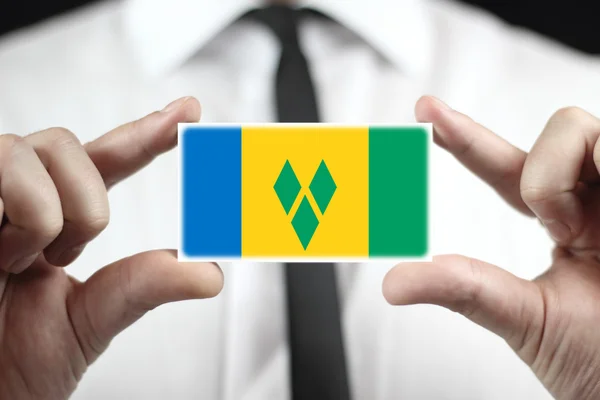 Homme d'affaires titulaire d'une carte de visite avec drapeau de Saint-Vincent-et-Grenadines — Photo