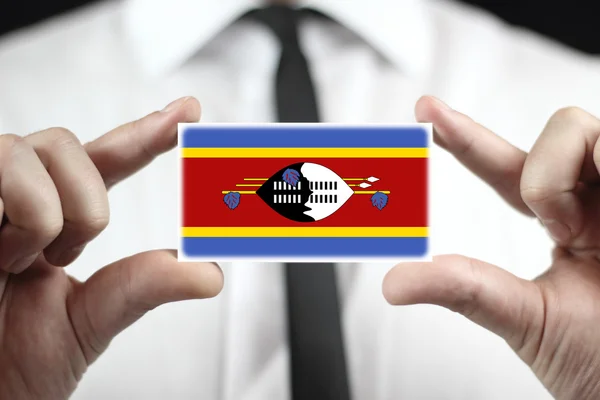 Zakenman houden een visitekaartje met vlag van swaziland — Stockfoto