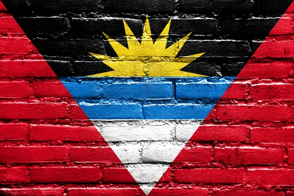 Флаг Антигуа и Барбуды раскрашен на кирпичной стене — стоковое фото