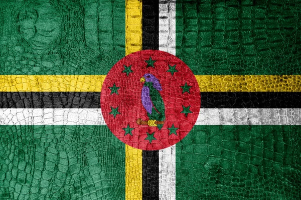 Доминиканский флаг, раскрашенный на роскошной текстуре крокодила — стоковое фото