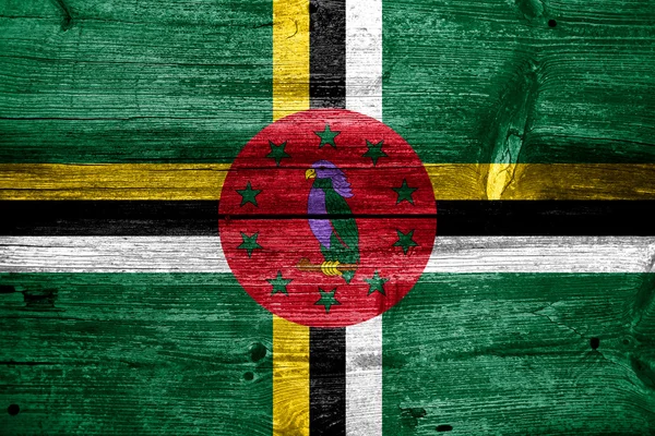 Dominica vlag geschilderd op oude houten plank textuur — Stockfoto