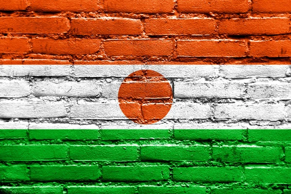Флаг Нигера раскрашен на кирпичной стене — стоковое фото
