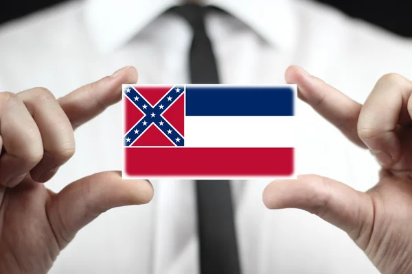 Zakenman houden een visitekaartje met vlag van mississippi — Stockfoto