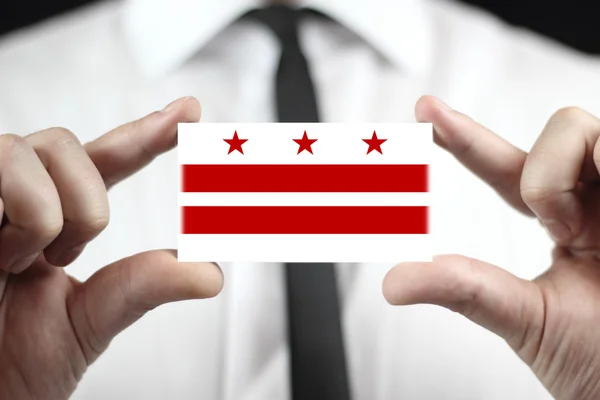 Homme d'affaires titulaire d'une carte de visite avec Washington DC Flag — Photo