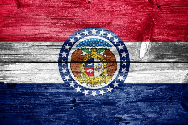 密苏里州州旗在旧木板纹理上绘制 — 图库照片