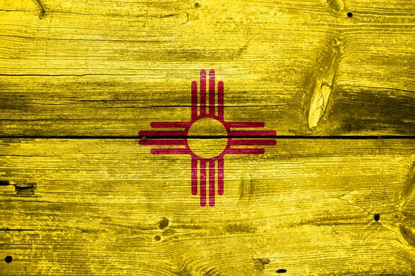 New mexico state flagga målade på gamla trä planka konsistens — Stockfoto