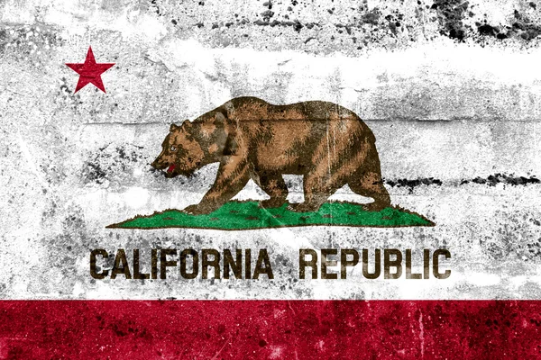 Vlajka státu Kalifornie maloval na zdi grunge — Stock fotografie