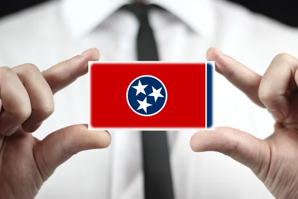 Zakenman houden een visitekaartje met vlag van tennessee — Stockfoto