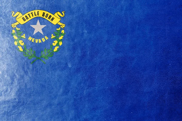 Nevada státní vlajka na kožené textury — Stock fotografie