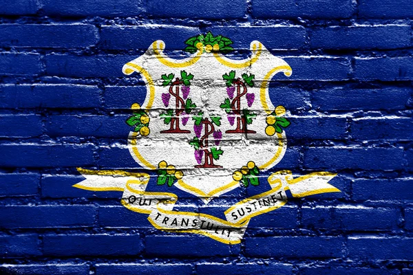 Флаг штата Коннектикут раскрашен на кирпичной стене — стоковое фото
