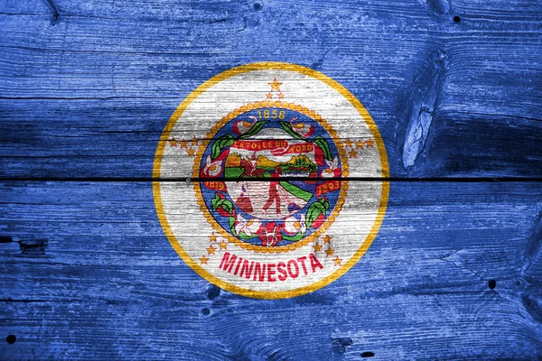 Minnesota State Drapeau peint sur une vieille texture de planche de bois — Photo